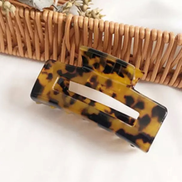 Other - Classic Tortoise Shell Rectangular Hair Clip!